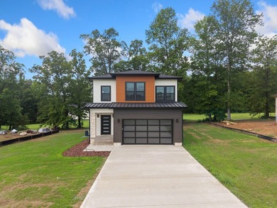 Crafted with an eye for refinement, this newly constructed home - photo 2