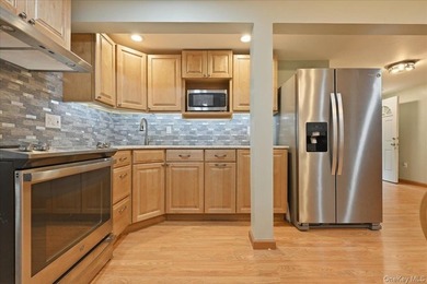 Beautifully maintained high-ranch home featuring 4 bedrooms and - photo 25