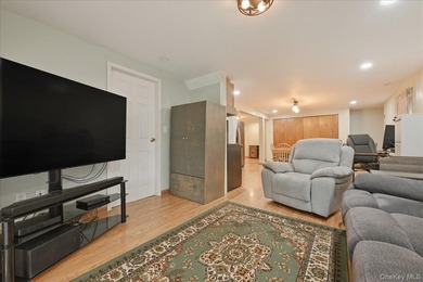 Beautifully maintained high-ranch home featuring 4 bedrooms and - photo 32