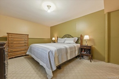 Beautifully maintained high-ranch home featuring 4 bedrooms and - photo 34