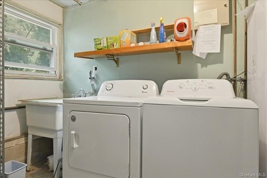 Beautifully maintained high-ranch home featuring 4 bedrooms and - photo 36