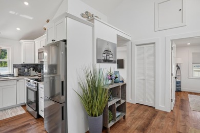 Rare downtown Vineyard Haven compound offering! A unique - photo 48