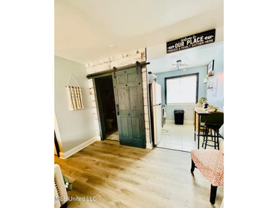 Gorgeous Studio ''Turn-Key Condo'' That's fully furnished and - photo 3