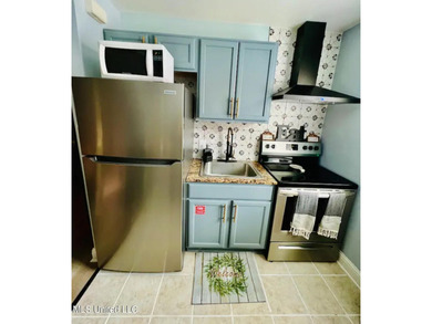 Gorgeous Studio ''Turn-Key Condo'' That's fully furnished and - photo 8