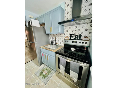 Gorgeous Studio ''Turn-Key Condo'' That's fully furnished and - photo 9