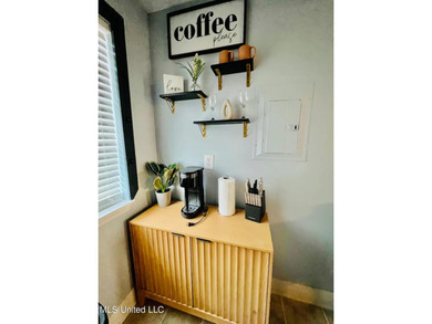 Gorgeous Studio ''Turn-Key Condo'' That's fully furnished and - photo 10