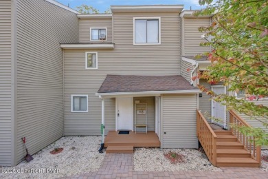 Lake Townhome/Townhouse For Sale in Bushkill, Pennsylvania
