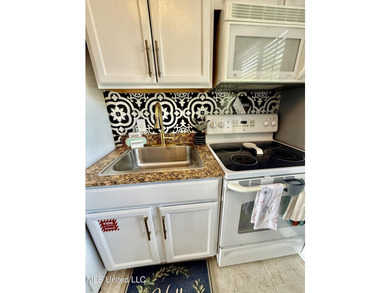 Gorgeous Studio ''Turn - Key Condo'' That's fully furnished and - photo 10