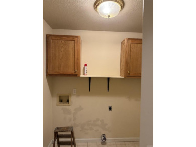 Very nice house, in quiet neighborhood. Plenty of room for a