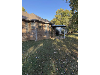 Very nice house, in quiet neighborhood. Plenty of room for a