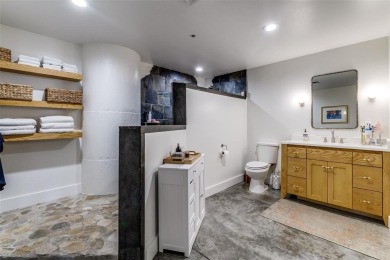 This Stylish 1bed, 1bath condo is located in the heart of