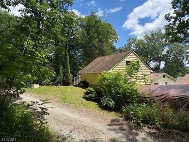 Great Cottage-Style home on large, beautiful, property. Perfect - photo 34