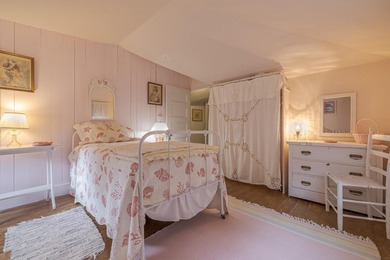 *Birchcroft*, a c.1920 classic shingle style cottage in the - photo 48