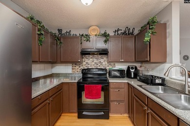 Welcome to 909 Murchison Drive! This spacious 3-bedroom, 2 - photo 9