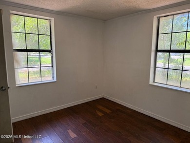 Some homes have good bones. This one has good bones and good - photo 8