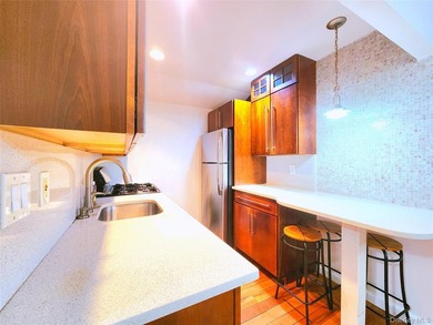 Spacious Updated Condo in a Convenient Prime Location in - photo 2