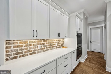 Bent Pine modern farmhouse, only two years old, with amazing - photo 25