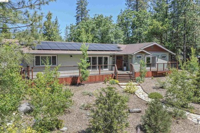 Welcome to Your New Haven! Nestled on a peaceful, forested road - photo 2