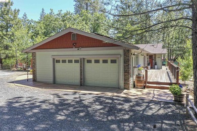 Welcome to Your New Haven! Nestled on a peaceful, forested road - photo 4