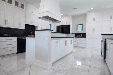 This luxurious modern residence blends clean architectural lines - photo 15