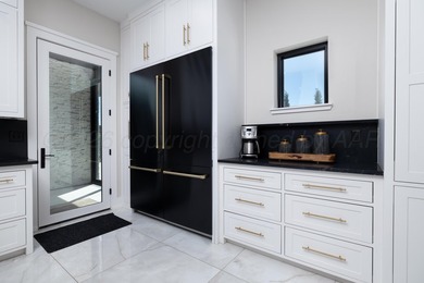 This luxurious modern residence blends clean architectural lines - photo 17