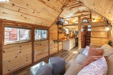 Welcome to Your New Haven! Nestled on a peaceful, forested road - photo 10