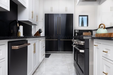 This luxurious modern residence blends clean architectural lines - photo 23
