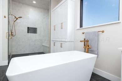 This luxurious modern residence blends clean architectural lines - photo 29