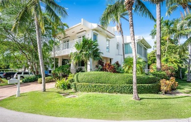 Elevated six-bedroom home on a quiet island street, centrally - photo 1