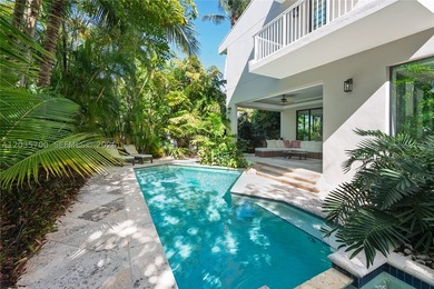 Elevated six-bedroom home on a quiet island street, centrally - photo 2