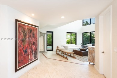 Elevated six-bedroom home on a quiet island street, centrally - photo 3