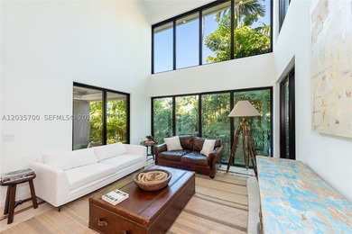 Elevated six-bedroom home on a quiet island street, centrally - photo 5