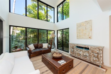 Elevated six-bedroom home on a quiet island street, centrally - photo 6