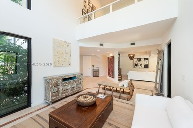 Elevated six-bedroom home on a quiet island street, centrally - photo 7