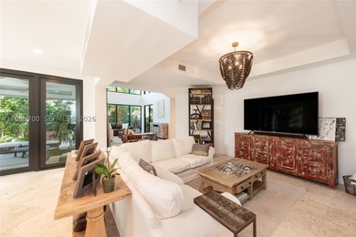 Elevated six-bedroom home on a quiet island street, centrally - photo 10