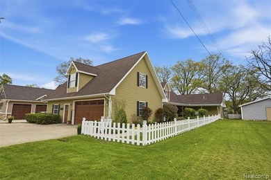 Luxury lakefront living! This one-of-a-kind waterfront home - photo 1