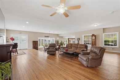 Luxury lakefront living! This one-of-a-kind waterfront home - photo 5