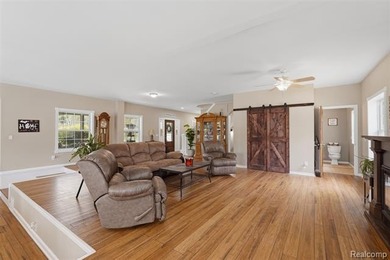 Luxury lakefront living! This one-of-a-kind waterfront home - photo 6