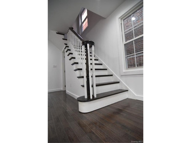 This beautiful fully renovated 4-bedroom, 3 bath modern home - photo 7