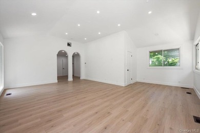 Welcome to this sprawling sunlit ranch with vaulted ceilings and - photo 14