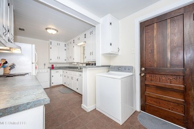 Money - Maker! Three-bedroom, two-bath fully furnished home in - photo 19