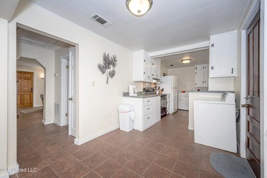 Money - Maker! Three-bedroom, two-bath fully furnished home in - photo 20