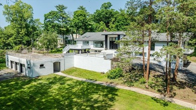 Welcome to this sprawling sunlit ranch with vaulted ceilings and - photo 27