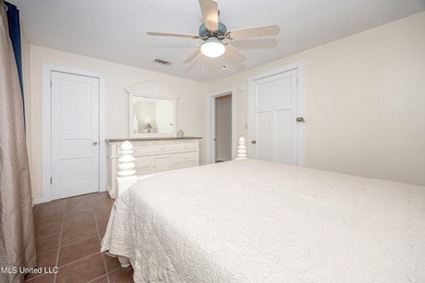 Money - Maker! Three-bedroom, two-bath fully furnished home in - photo 33