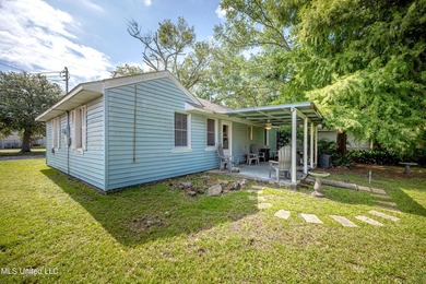 Money - Maker! Three-bedroom, two-bath fully furnished home in - photo 35