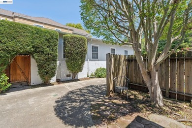 Alameda craftsman home with a history dating back to the early - photo 2
