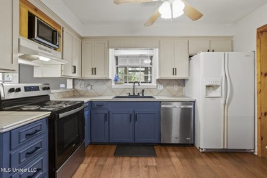 Come Check out this wonderful home in the secluded neighborhood - photo 10