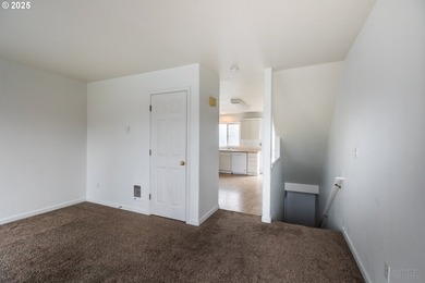 Nice and clean St Helens duplex with good rental history. Both - photo 2