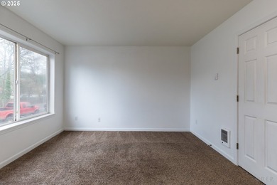 Nice and clean St Helens duplex with good rental history. Both - photo 3