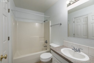 Nice and clean St Helens duplex with good rental history. Both - photo 8